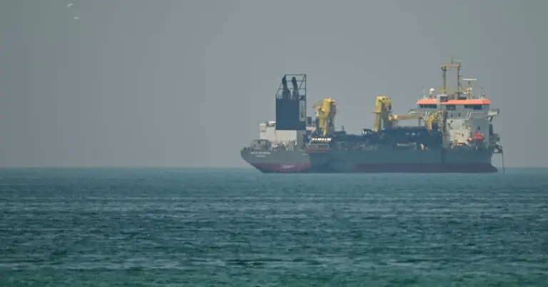 দুবাই উপকূলে একটি বাণিজ্যিক জাহাজ